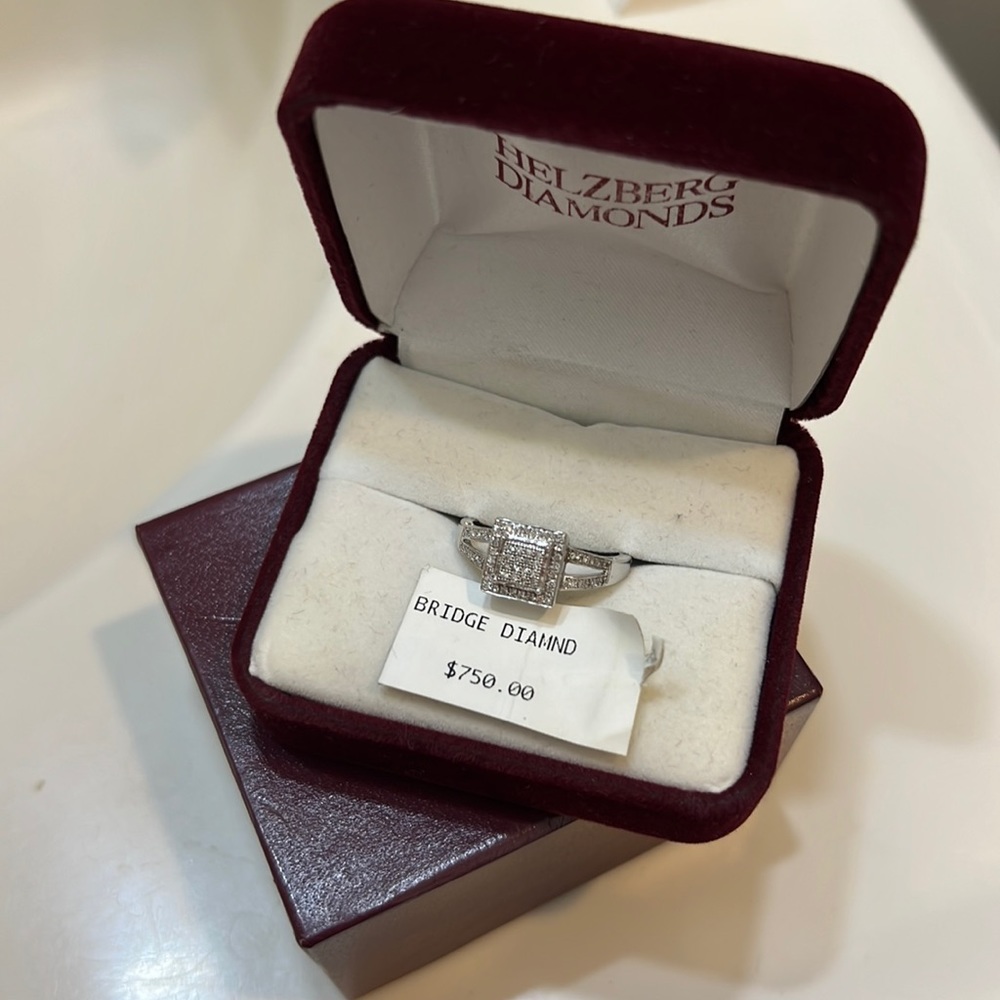 Brand New Helzberg Diamonds Ring